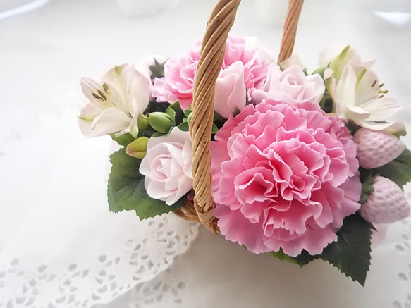 ❁裝滿粉色康乃馨和粉紅色花朵的可愛粘土花籃❁ 第5張的照片
