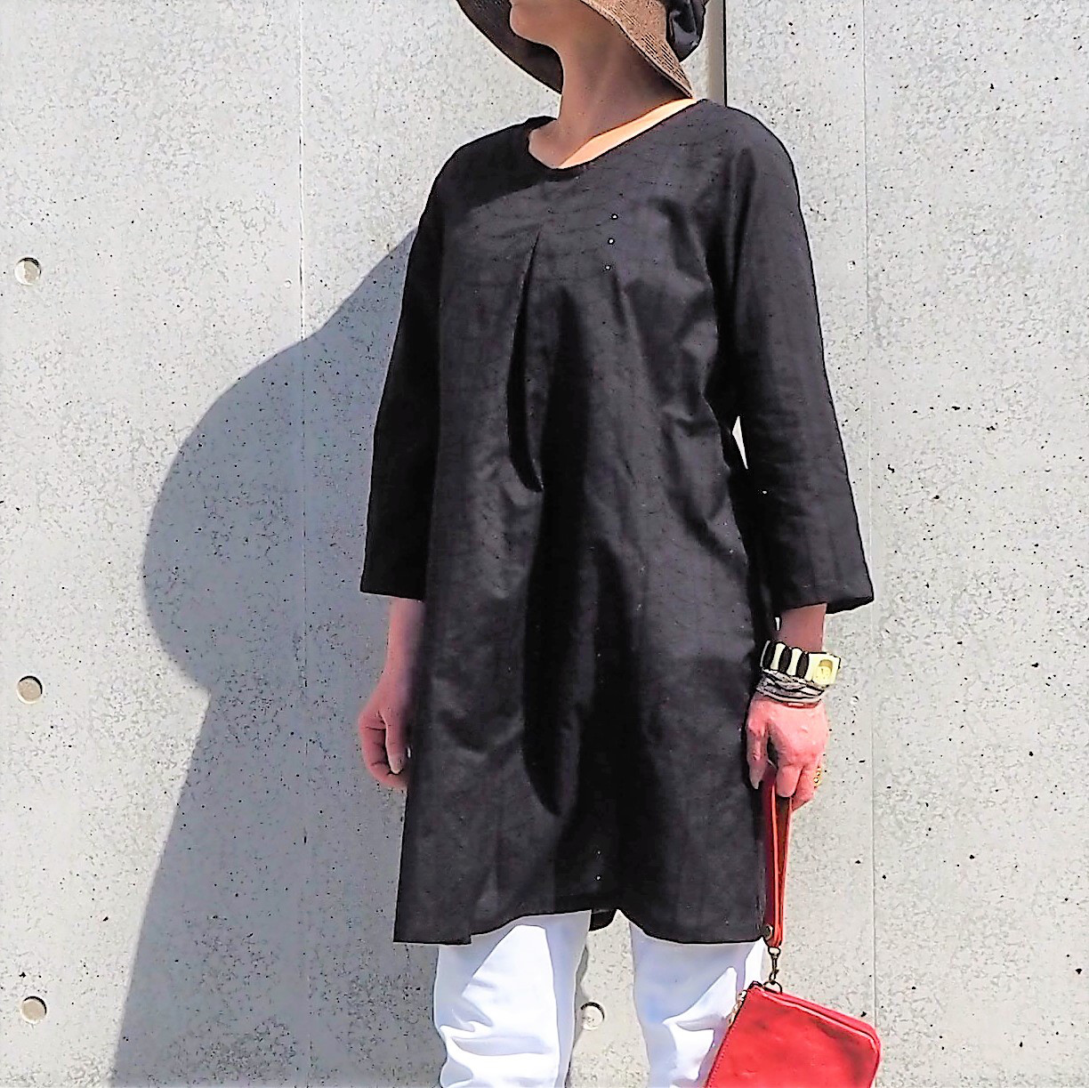 お花刺繍　ブラック　コットン　ゆったりチュニックブラウス