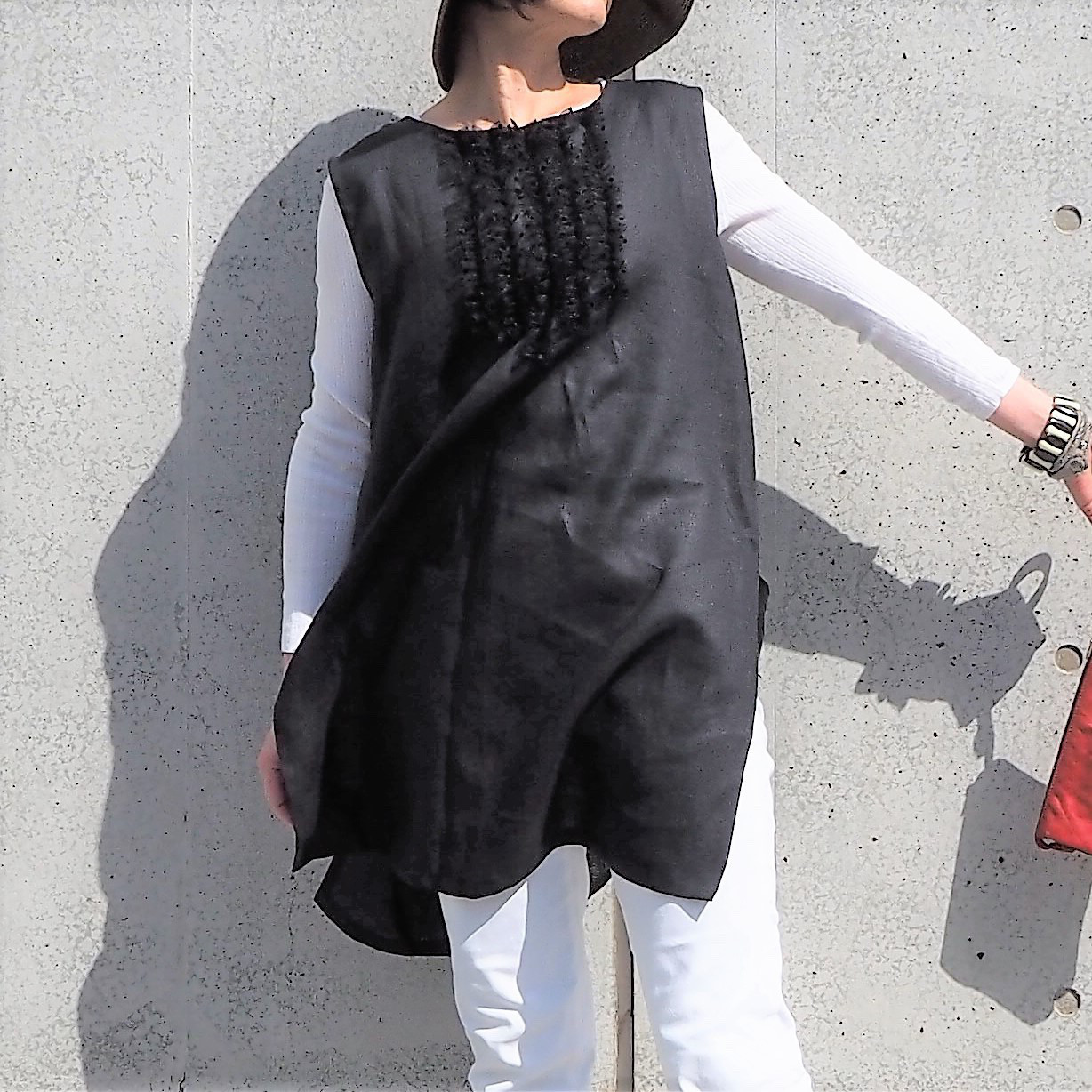 お洒落なドットチュールフリル　リネンブラック　　ブラウスチュニック