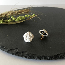 再販◆Mizuhiki◆水引ピアス×梅結び◆白 3枚目の画像