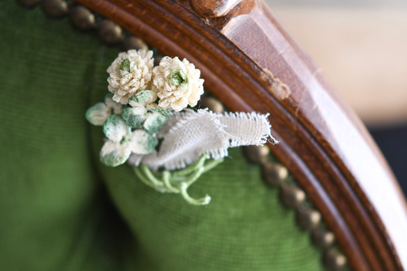 【受注制作15日】［petit］ブローチ　幸せの白詰草（生成り）　手編み　レース編み 2枚目の画像