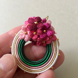 刺繍糸で編んだ紫陽花とソウタシエのペンダントトップ 2枚目の画像