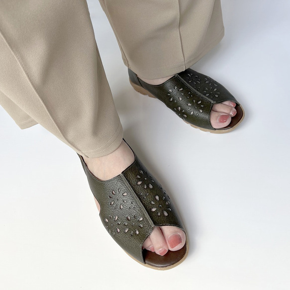 【SALE】夏のお出掛けも大丈夫　かかと付きサンダル　花柄パンチング　1661 12枚目の画像