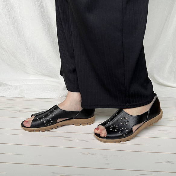 【SALE】夏のお出掛けも大丈夫　かかと付きサンダル　花柄パンチング　1661 3枚目の画像