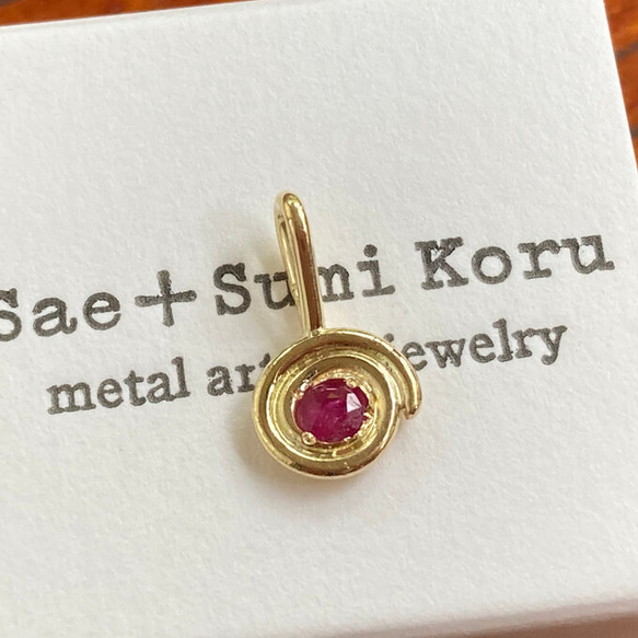 K18 Gold+Pink Spinel◆18金 天然ピンクスピネル渦巻きペンダントトップ 5枚目の画像