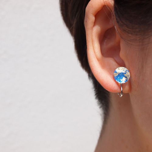 箔と樹脂のピアス・イヤリング -マリンブルー×クリア- 10mm