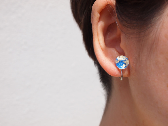 鋁箔和樹脂耳環 - 海洋藍 x 透明 - 10 毫米簡約耳釘夏季首飾 第11張的照片