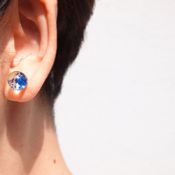 鋁箔和樹脂耳環 - 海洋藍 x 透明 - 10 毫米簡約耳釘夏季首飾 第10張的照片