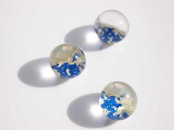鋁箔和樹脂耳環 - 海洋藍 x 透明 - 10 毫米簡約耳釘夏季首飾 第7張的照片