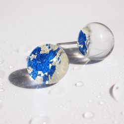 鋁箔和樹脂耳環 - 海洋藍 x 透明 - 10 毫米簡約耳釘夏季首飾 第1張的照片