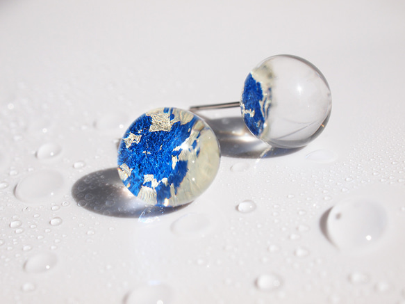 鋁箔和樹脂耳環 - 海洋藍 x 透明 - 10 毫米簡約耳釘夏季首飾 第1張的照片