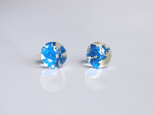 鋁箔和樹脂耳環 - 海洋藍 x 透明 - 10 毫米簡約耳釘夏季首飾 第2張的照片