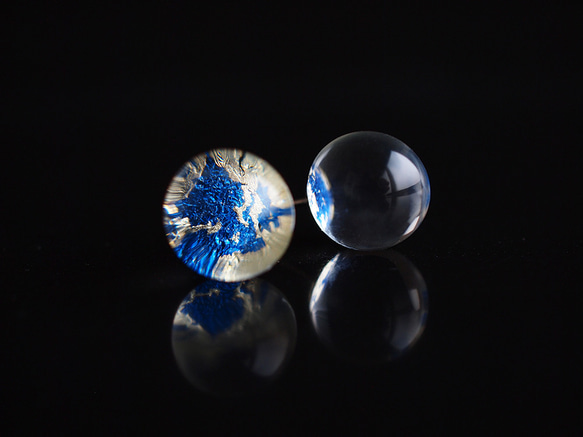 鋁箔和樹脂耳環 - 海洋藍 x 透明 - 10 毫米簡約耳釘夏季首飾 第8張的照片