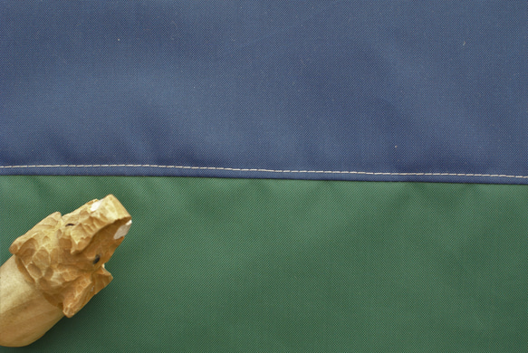 ３５×３０防水ナイロンバイカラー巾着袋（お着替え袋）　渋かっこいい　雨の日雪の日　紺×濃緑　サイズ選べる♪　入園☆入学 2枚目の画像