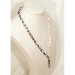 本真珠（淡水パール）と貝パーツ、ラブラドライトのYネックレス（セミバロック、マザーオブパール、白蝶、ホワイト、パープル） 5枚目の画像