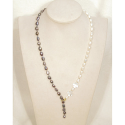 本真珠（淡水パール）と貝パーツ、ラブラドライトのYネックレス（セミバロック、マザーオブパール、白蝶、ホワイト、パープル） 2枚目の画像