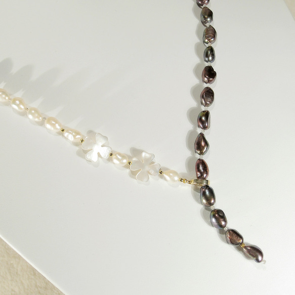 本真珠（淡水パール）と貝パーツ、ラブラドライトのYネックレス（セミバロック、マザーオブパール、白蝶、ホワイト、パープル） 1枚目の画像