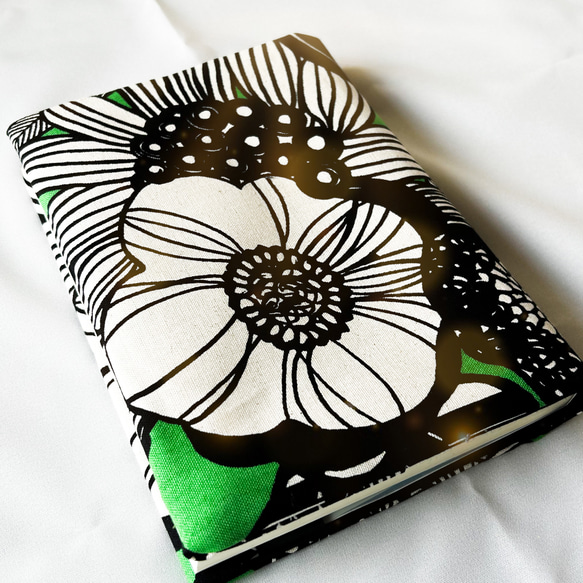 【ビジネス書サイズ】花柄ブックカバー☆綿と和柄のおしゃれなデザイン 1枚目の画像