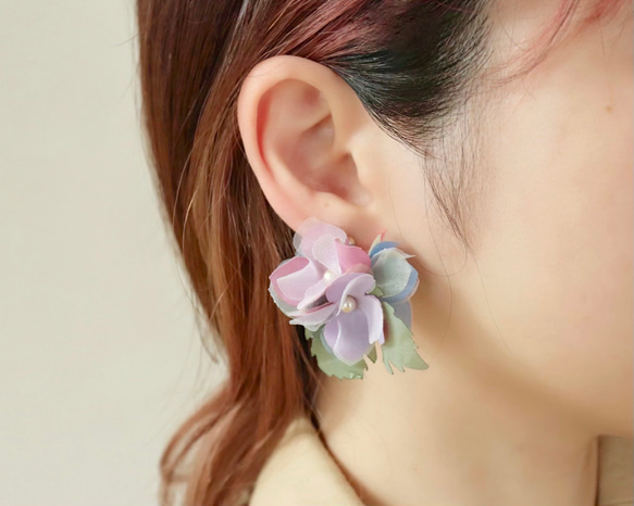 咲く咲く、 アートな紫陽花の耳飾り　 1枚目の画像