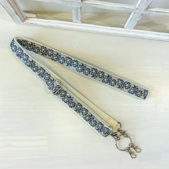 White Blue× Flower 刺繍リボンのスマホショルダー 1枚目の画像
