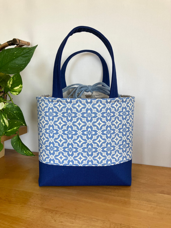 幾何学模様の青いハンドバッグ 幾何学模様の青いハンドバッグ