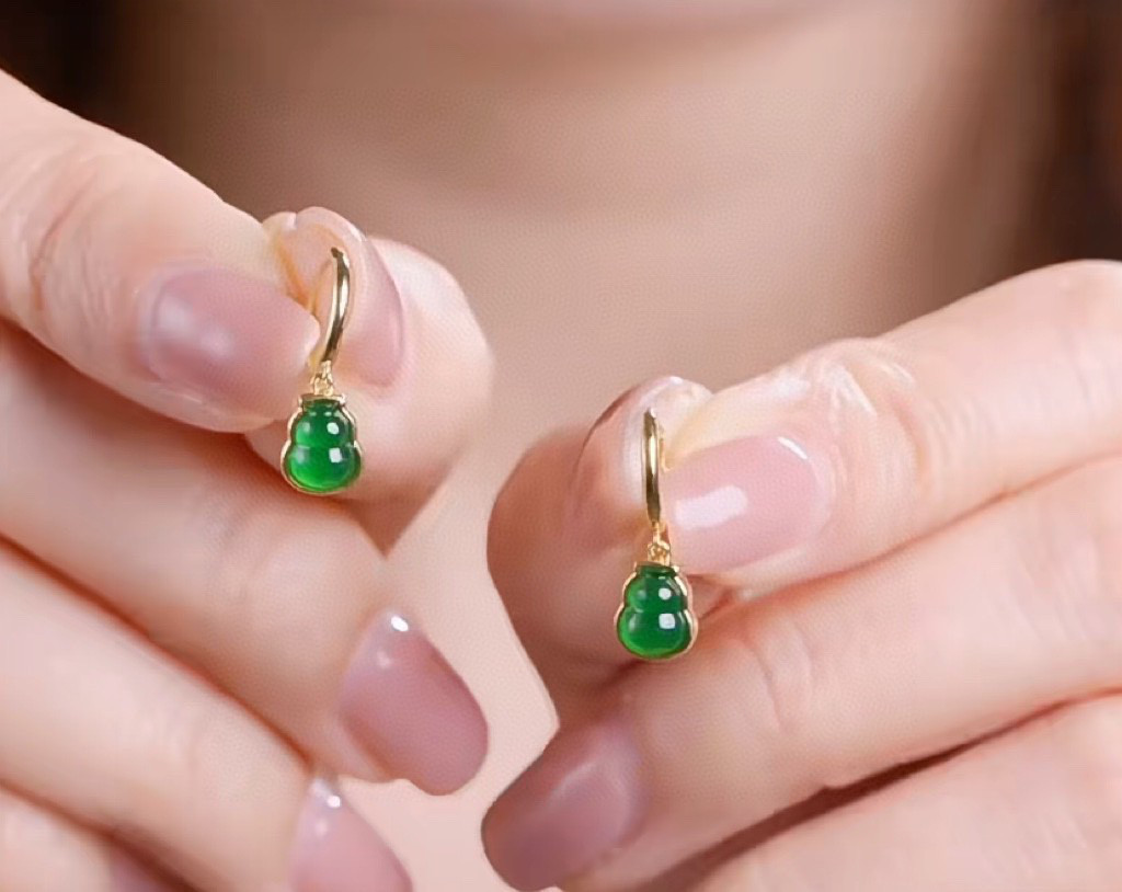 日本専門店 ひょうたんモチーフ ヒスイピアスk18 ピアス（フープ