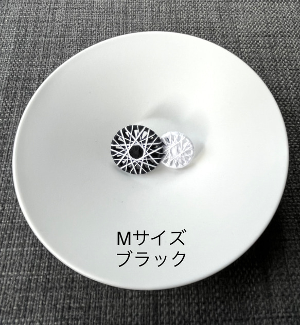 糸ボタンのブローチ　ホワイト&ブラック　Mサイズ 7枚目の画像