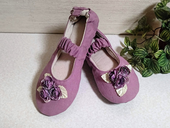 リネンとお花のふわふわルームシューズ紫（23.5～24.5ｃｍ） 1枚目の画像