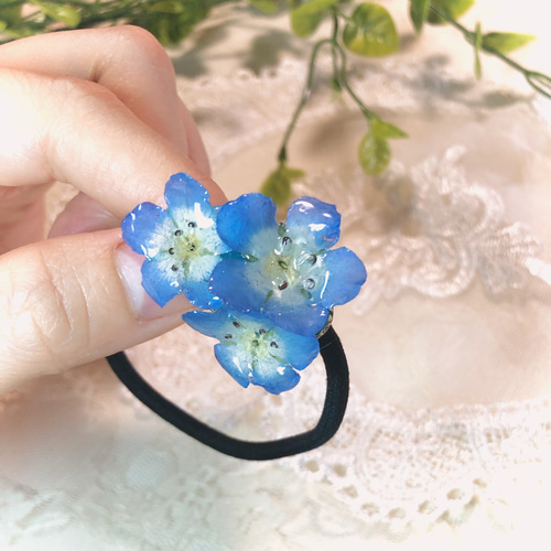 レジンヘアゴム　ネモフィラ　キラキラ　花畑　ブレスレット レジンヘアゴムネモフィラキラキラ花畑ブレスレット