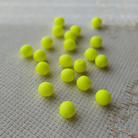 見つかっちゃった！〜4mm〜　チェコビーズ 20個 1枚目の画像