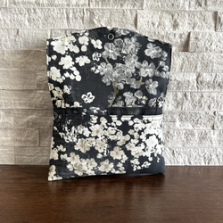 クラッチポーチ - Neutral Painterly Blossom 4枚目の画像