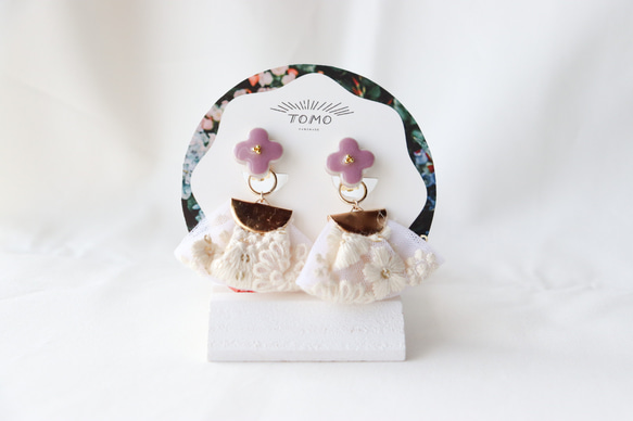 no.105 お花 タイル インド刺繍 リボン ♡ 紫×ホワイト　イヤリング 1枚目の画像