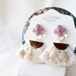 no.105 お花 タイル インド刺繍 リボン ♡ 紫×ホワイト　イヤリング 2枚目の画像