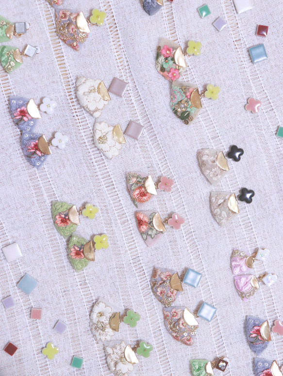 no.105 お花 タイル インド刺繍 リボン ♡ 紫×ホワイト　イヤリング 4枚目の画像