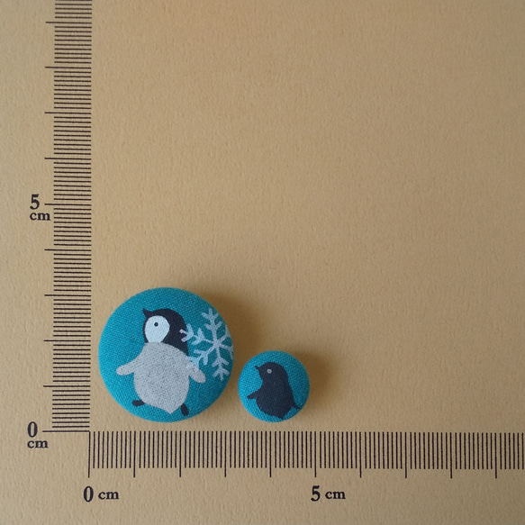 くるみボタン　「仔ペンギンとひなペンギン／ターコイズ」 4枚目の画像