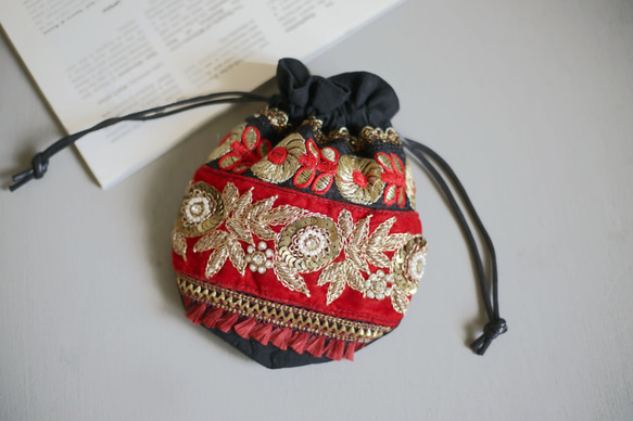 【ラスト1点】インドブレード巾着ポーチ　赤　ゴールド　花柄　スパンコール　ザリ刺繍　アクセサリーポーチ　エスニック 1枚目の画像