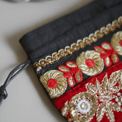 【ラスト1点】インドブレード巾着ポーチ　赤　ゴールド　花柄　スパンコール　ザリ刺繍　アクセサリーポーチ　エスニック 4枚目の画像