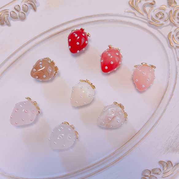 Cult Gaia イヤリング クリップ イチゴ 苺 ストロベリー レジン製小花イチゴドロップイヤリング ピアス（フック