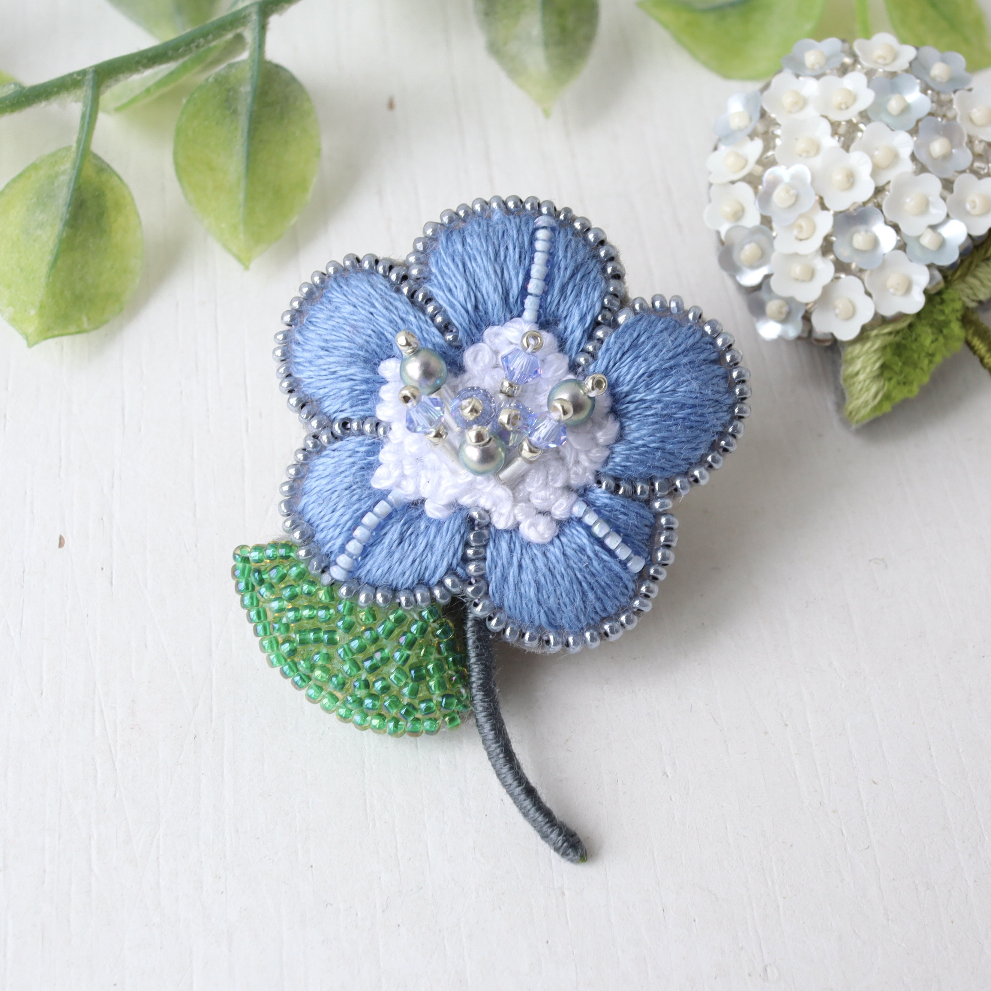 ブルーと白のコントラストが爽やかなオートクチュール刺繍のネモフィラブローチ『ルボワ』 4,891円