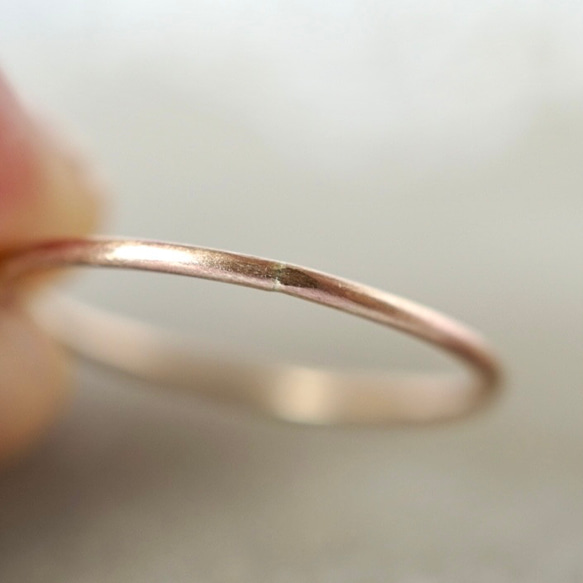 つけっぱなしok シンプルな14kgfリング　指輪　スキンジュエリー　重ね付け　シンプル　ゴールド 5枚目の画像