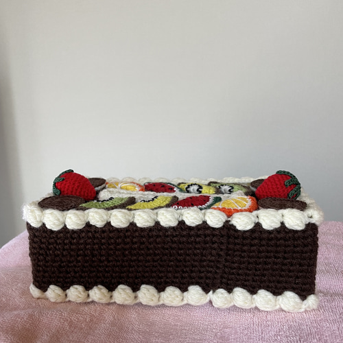 フルーツたっぷりチョコレートケーキのティッシュカバー 毛糸 ラブリン