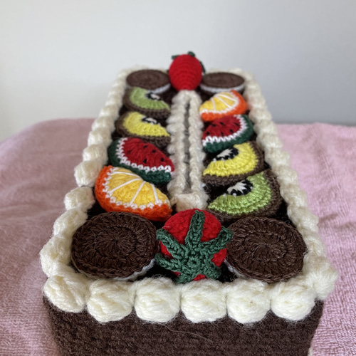 フルーツたっぷりチョコレートケーキのティッシュカバー 毛糸