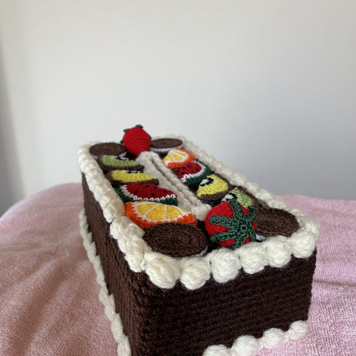 フルーツたっぷりチョコレートケーキのティッシュカバー 毛糸