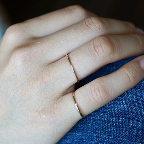 14金 エングレーブ バンドリング指輪 つけっぱなしok ハンマー加工の14kgfリング スキンジュエリー