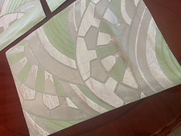 2150爽やかなパステルグリーンの正絹ランチョンマット５枚セット　帯リメイク 3枚目の画像