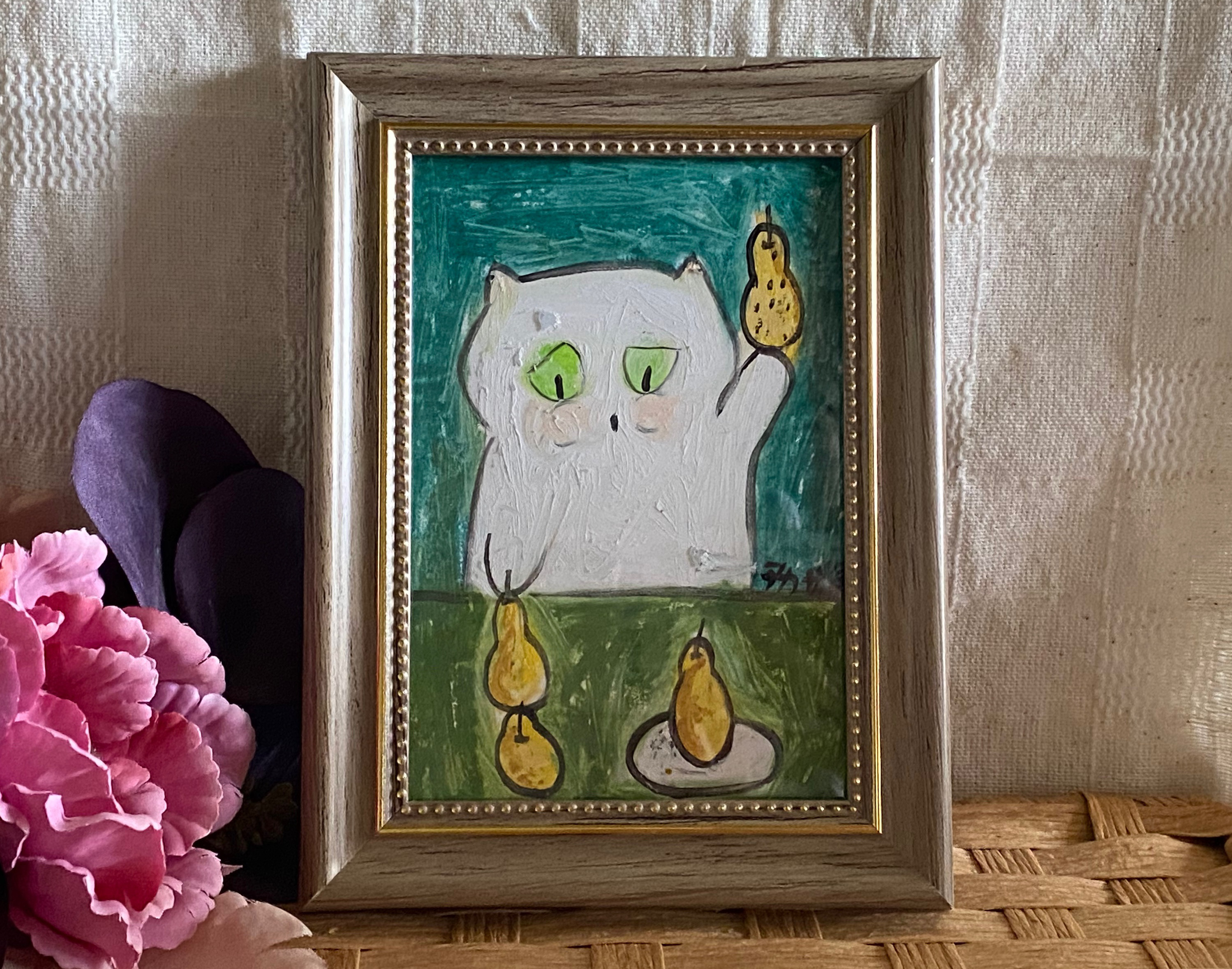 絵画。原画【かわいい白猫ちゃんとおもちゃのベアー】 絵画。原画手描き【かわいい白猫が梨積みゲームをしている】