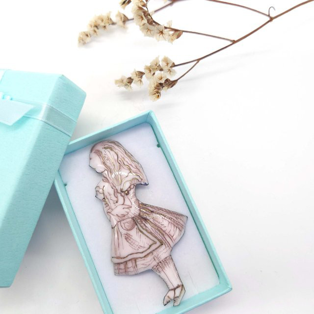 「不思議の国のアリス(銅版画風)」腕を組むアリスの七宝焼ブローチ【受注制作】