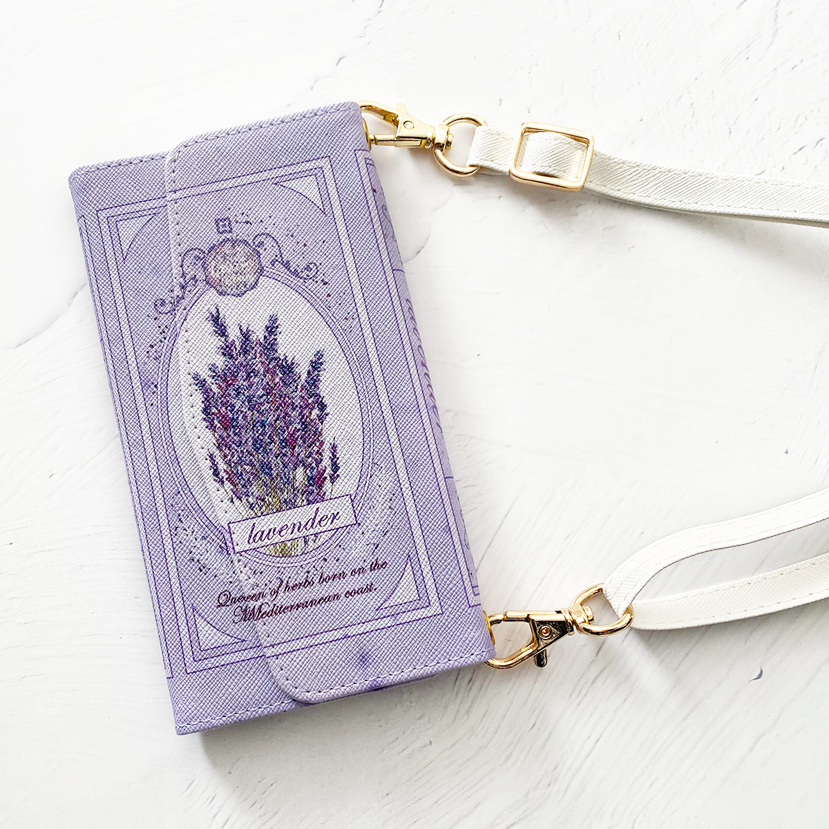 架空の洋書"ラベンダーの本" 三つ折り手帳型スマホケース iPhone16