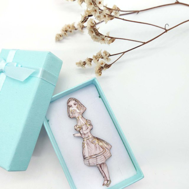 「不思議の国のアリス(銅版画風)」首が伸びるアリスの七宝焼ブローチ【受注制作】