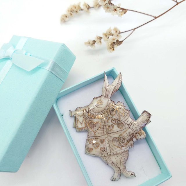 「不思議の国のアリス(銅版画風)」ラッパを吹くうさぎの七宝焼ブローチ【受注制作】